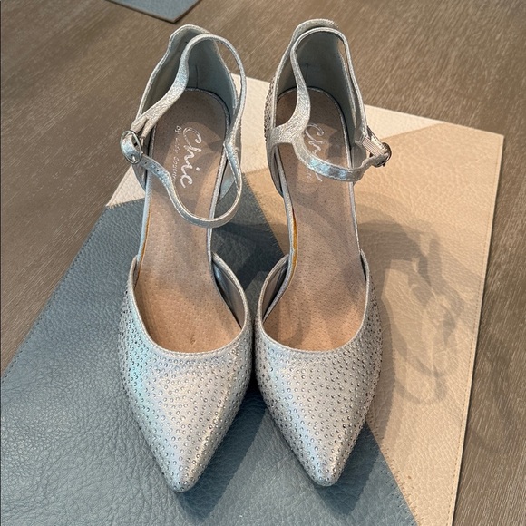 Clarks Silver Rhinestone KARMA pump
Pump size 11 (41) - Picture 2 of 5